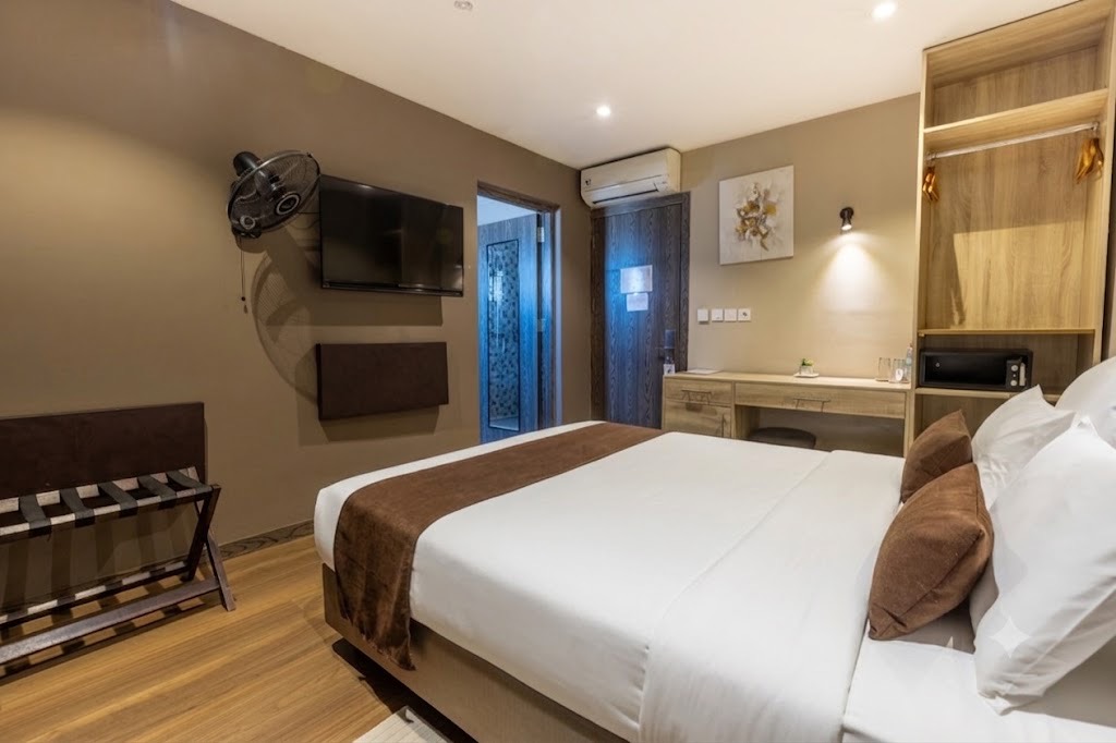 Chambre CONFORT+ du Fly-Inn Madagascar — 18,5 m², lit Queen-size King Koil, bureau