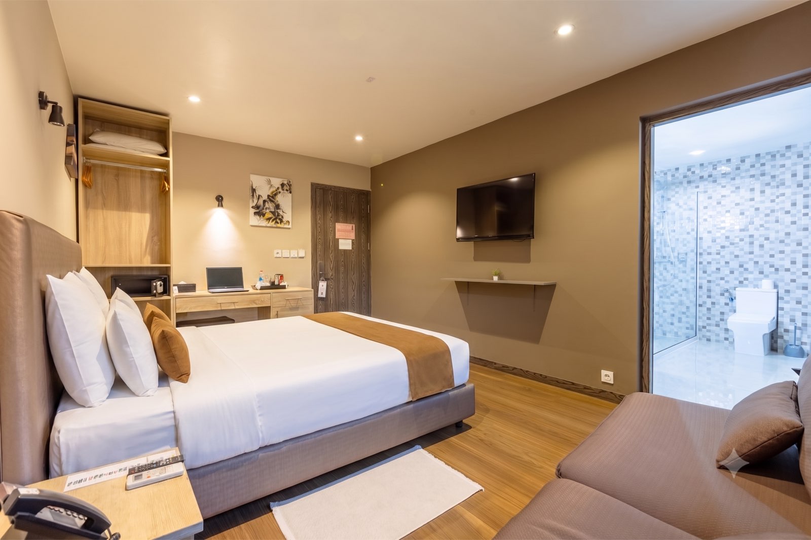 Chambre SUPÉRIEURE — vue d'ensemble avec canapé-lit et climatisation